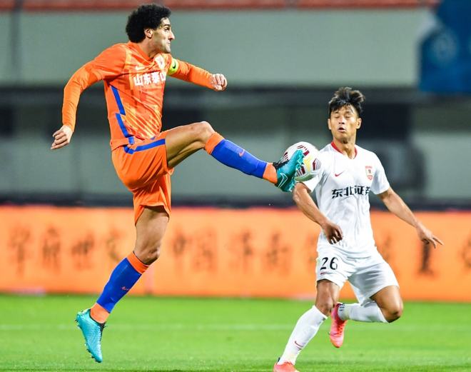 包含今晚社区盾焦点战，广州队防线松动，态度坚定，轮换策略成焦点的词条